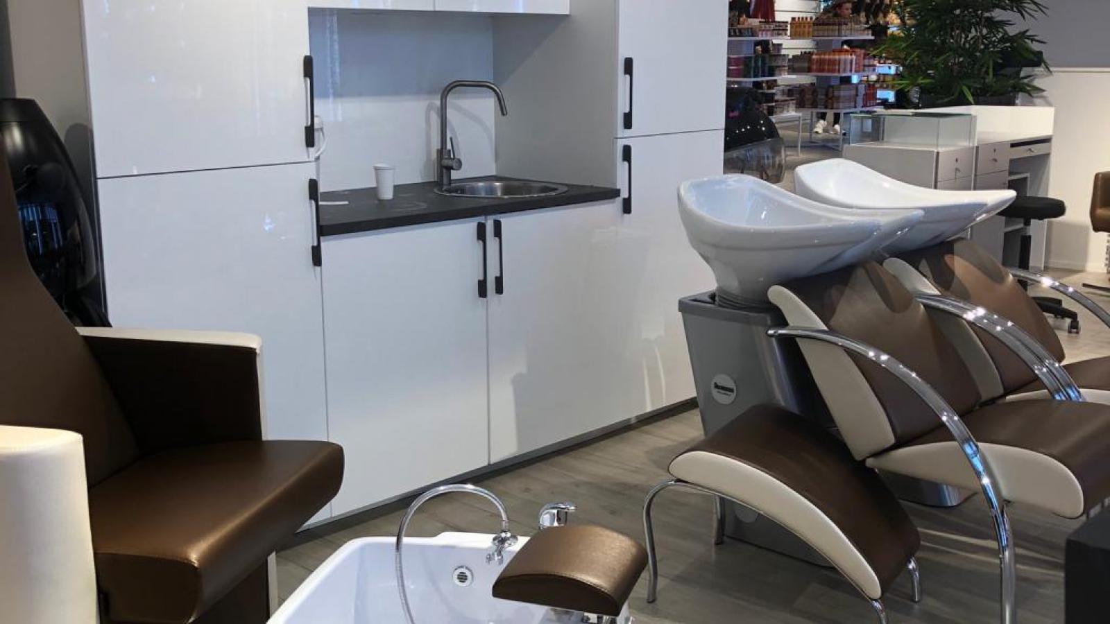 Hair rinse station with comfortable seating 