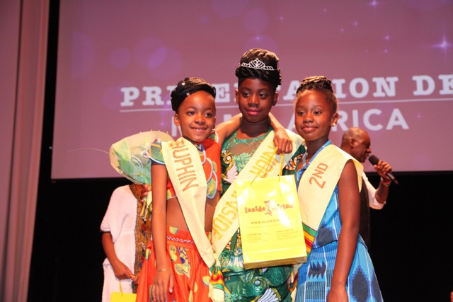 3 Gala participants posing with prizes
