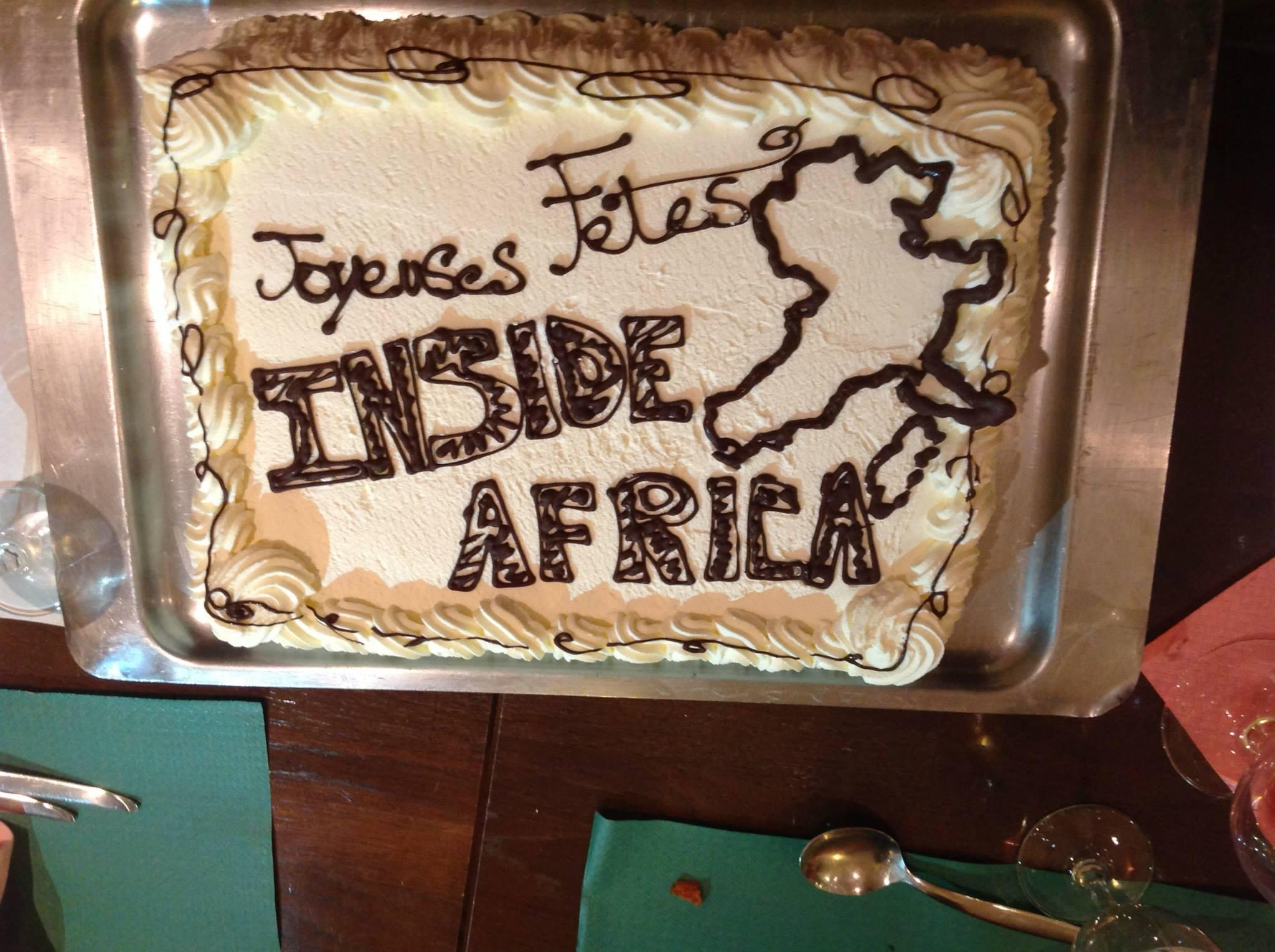 Cake decorated with a picture of Africa with the words "Joyeuses Fetes Inside Africa"