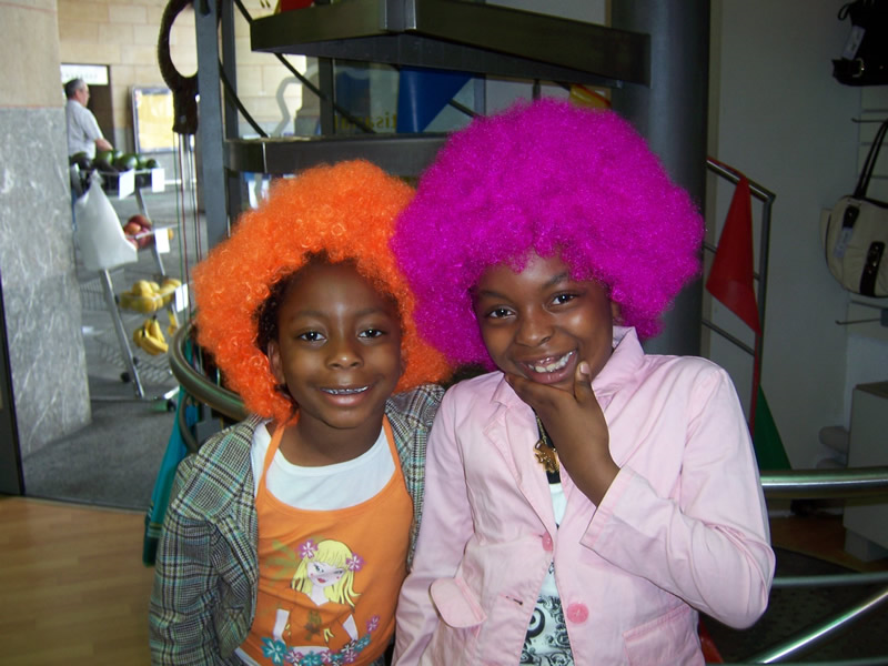 2 children with colorful wigs